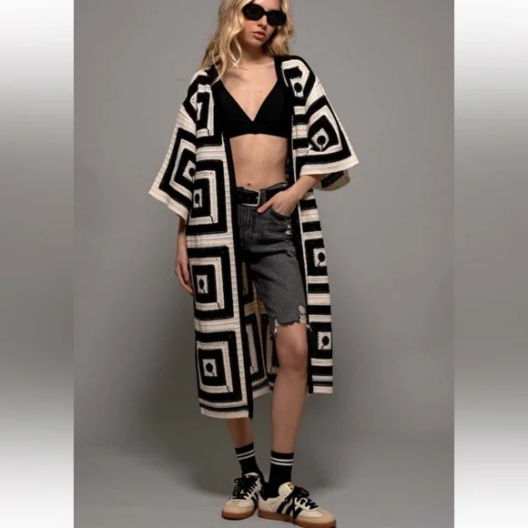 300. Crochet geometric knitted cardigan in black white - Picture 4 of 4